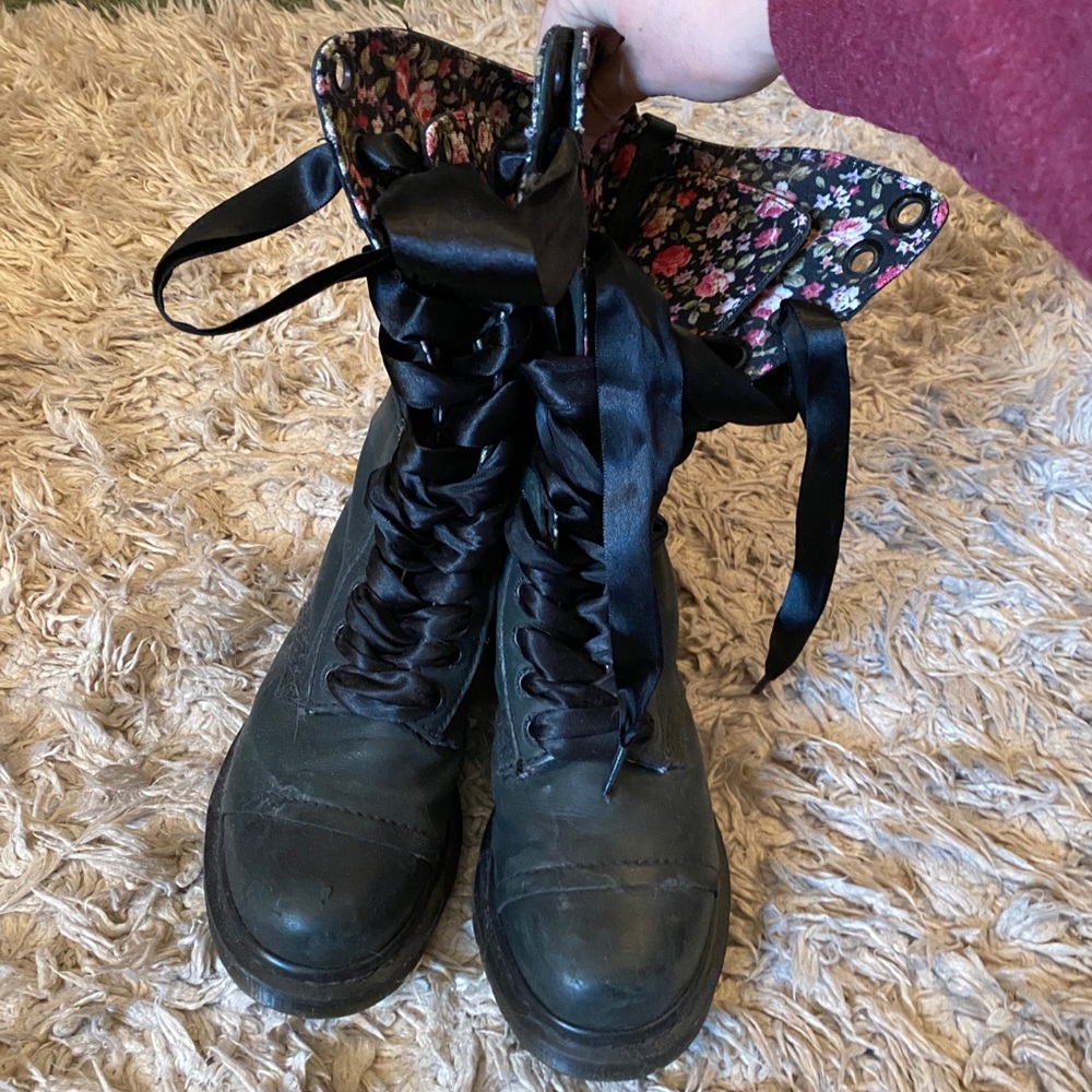 Women’s size 7 doc martens black leather